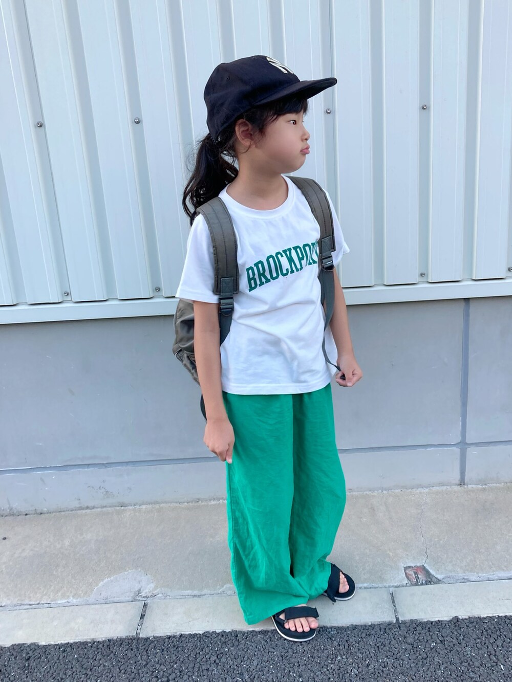 ホワイト系のTシャツ/カットソー、グレー系のバックパック/リュック、グリーン系のパンツを着用したキッズの夏コーディネートの4枚目の写真