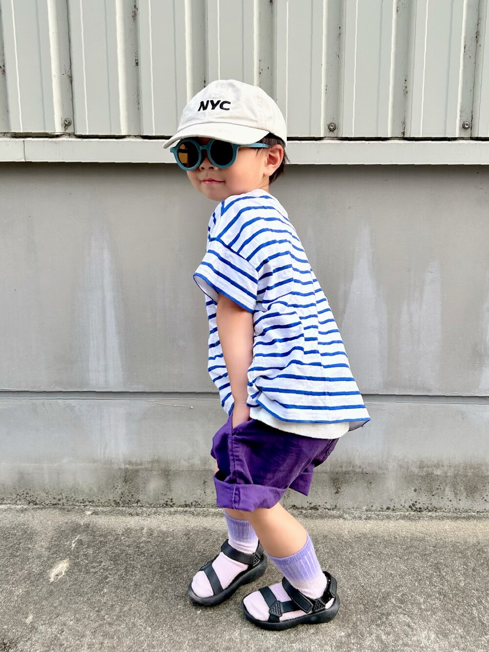 ブルー系のTシャツ/カットソー、ホワイト系のタンクトップ、パープル系のパンツを着用したキッズの夏コーディネートの4枚目の写真