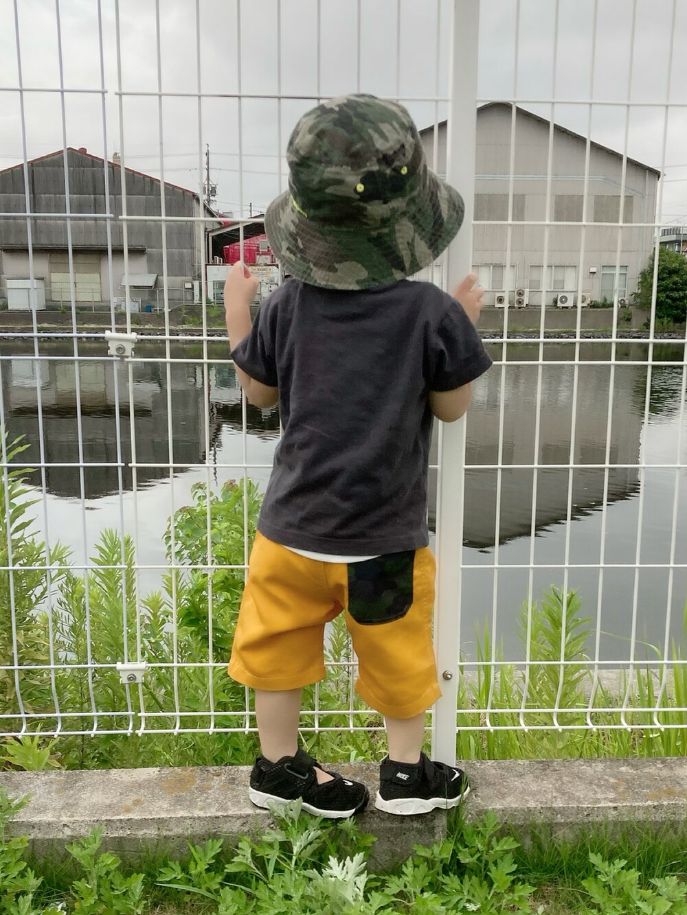 グレー系のTシャツ/カットソー、イエロー系のその他パンツ、ブラック系のスニーカーを着用したキッズの夏コーディネートの2枚目の写真