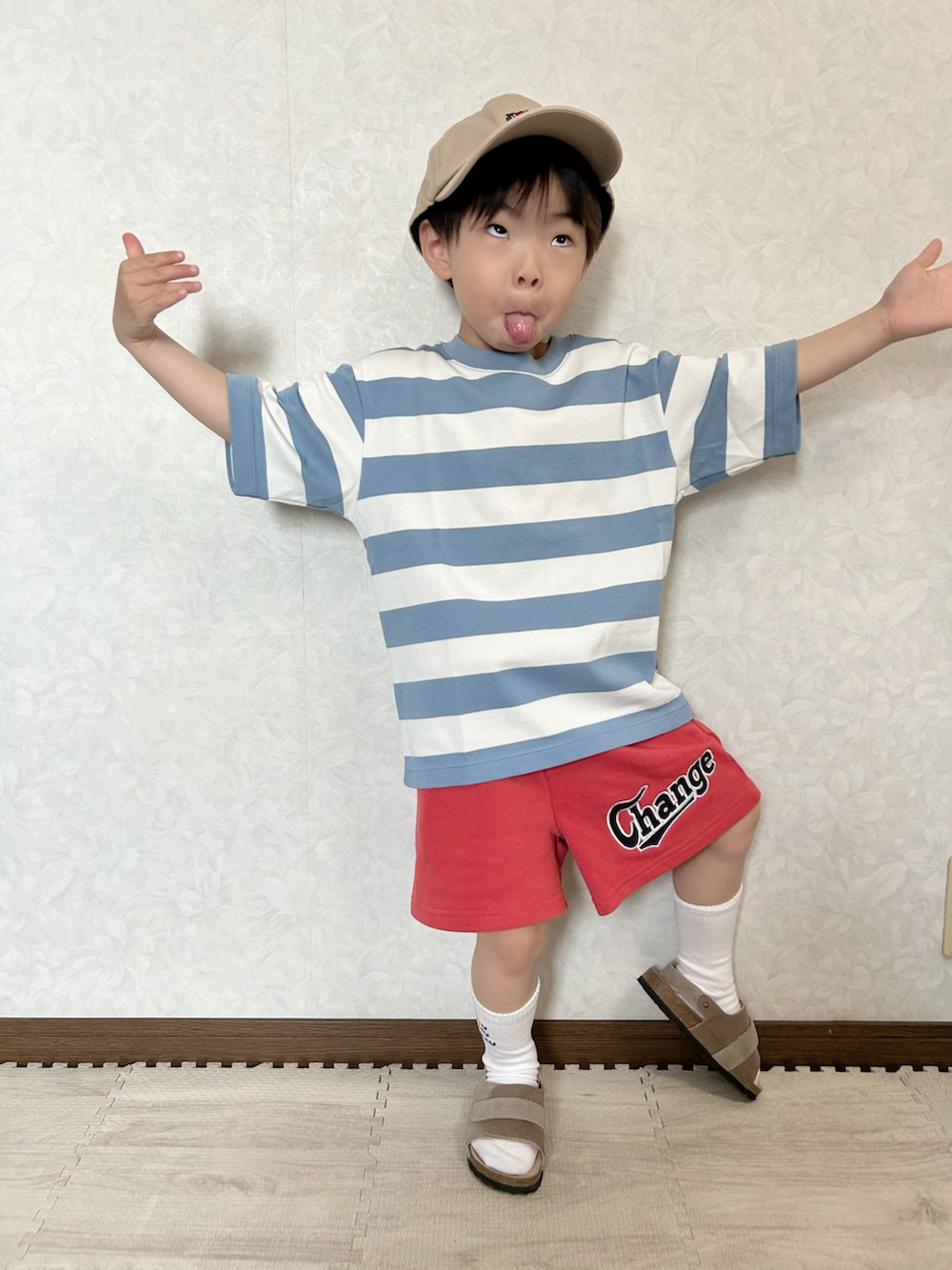 ブルー系のTシャツ/カットソー、レッド系のその他パンツ、ベージュ系のサンダルを着用したキッズの春コーディネートの4枚目の写真