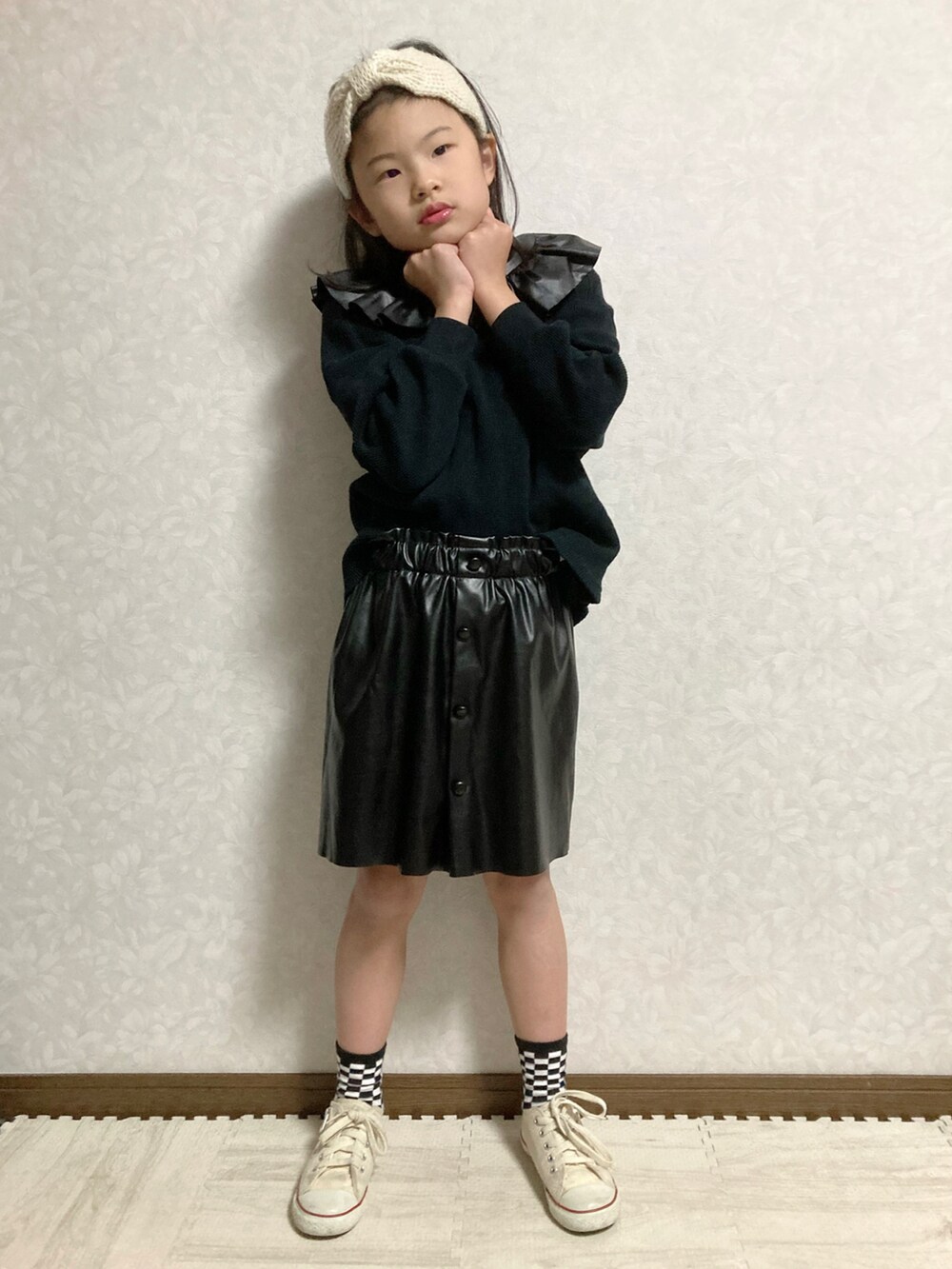 ブラック系のTシャツ/カットソー、ブラック系のスカート、ホワイト系のスニーカーを着用したキッズの冬コーディネートの2枚目の写真