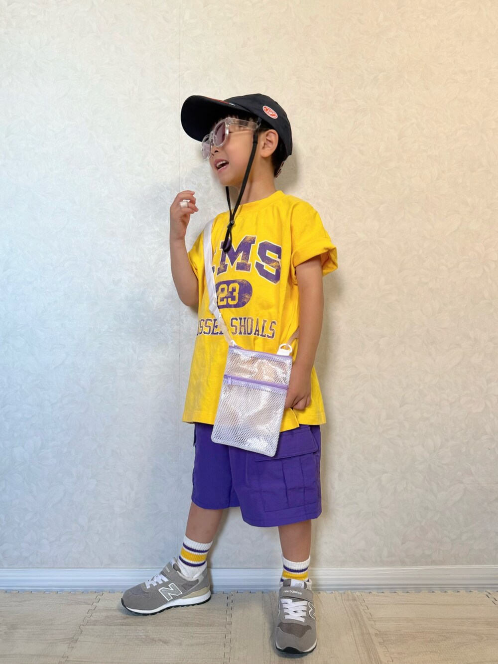 グレー系のスニーカー、イエロー系のTシャツ/カットソー、パープル系のカーゴパンツを着用したキッズの夏コーディネートの3枚目の写真