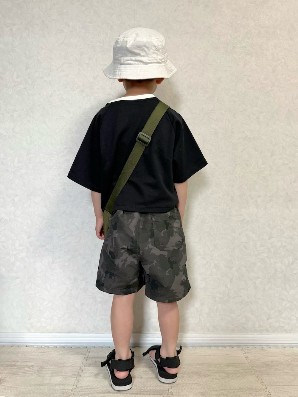 「夏コーデ、春夏コーデ、スポーツミックス、シンプルコーデ、カジュアルコーデ、めがね、Tシャツ、バケットハット、ショルダーバッグ、ハーフパンツ、サンダル、休日スタイル、お出かけコーデ、プチプラ、UNIQLO」｜「NAUTICAの【NAUTICA/ノーティカ】ワンポイント刺繍バケットハット（ハット、ホワイト系）」を使った、lenlen23さん（キッズ・100cm）の春コーディネートの2枚目の写真