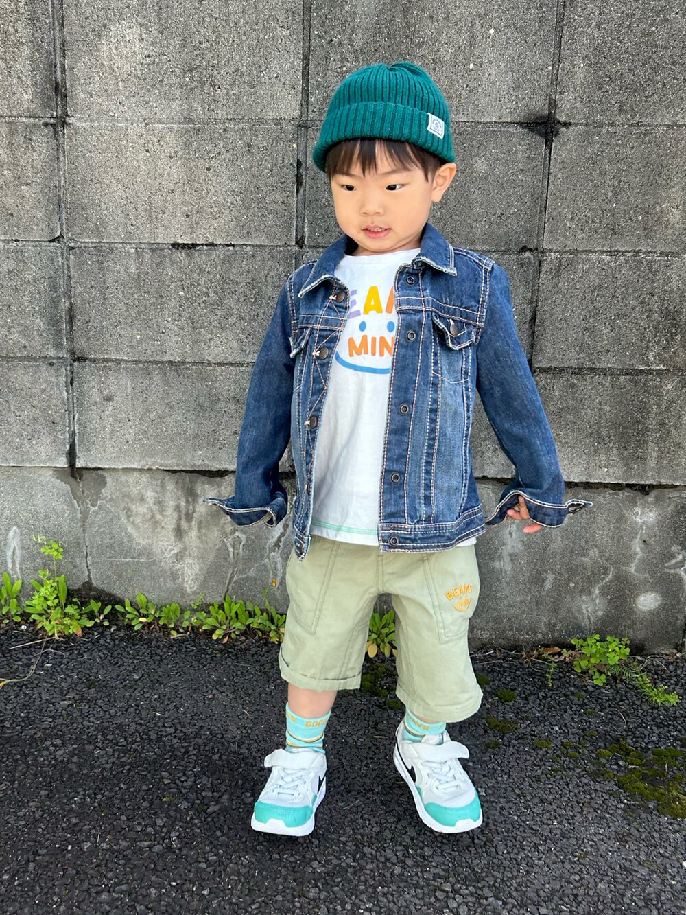 グリーン系のその他パンツ、ホワイト系のTシャツ/カットソー、ホワイト系のスニーカーを着用したキッズの春コーディネートの3枚目の写真