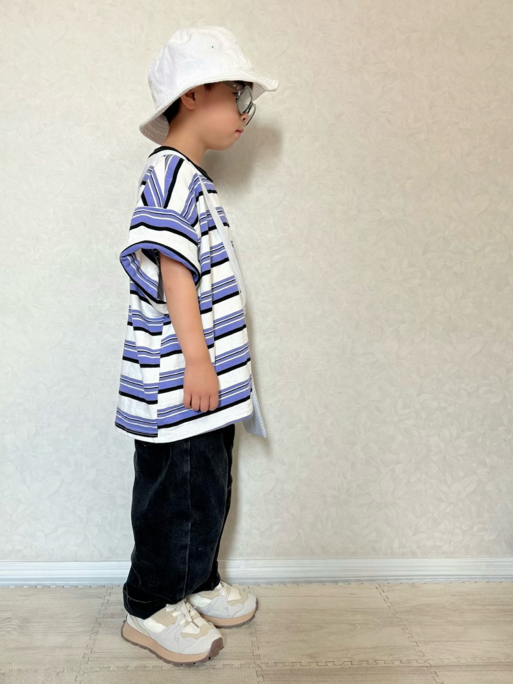 パープル系のTシャツ/カットソー、グレー系のデニムパンツ、ホワイト系のショルダーバッグを着用したキッズの夏コーディネートの3枚目の写真