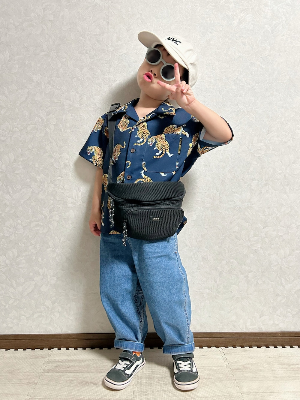 ブルー系のシャツ/ブラウス、ブラック系のボディバッグ/ウエストポーチ、ブルー系のデニムパンツを着用したキッズの秋コーディネートの2枚目の写真