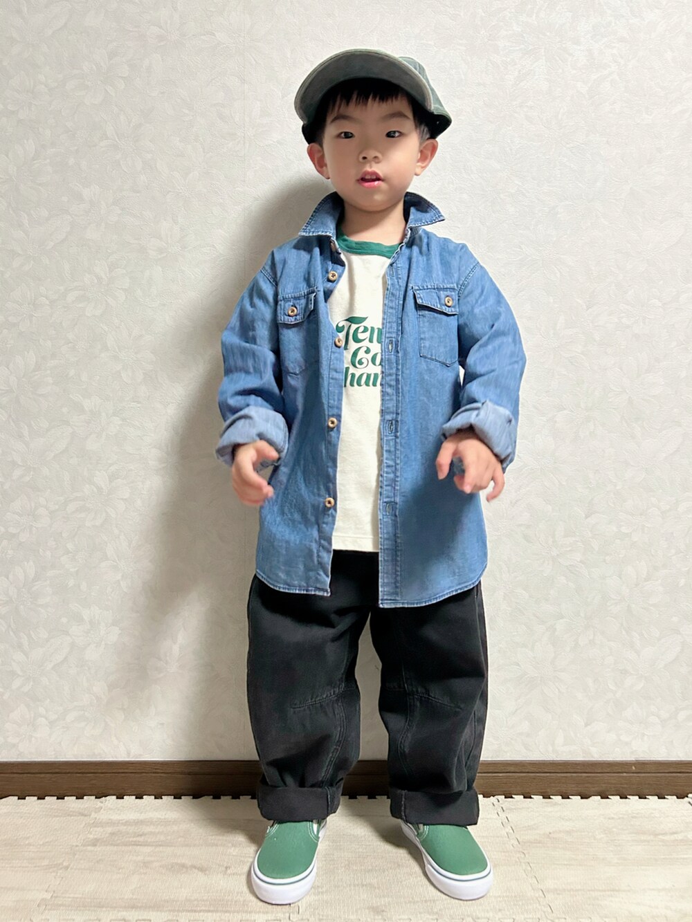 ホワイト系のTシャツ/カットソー、ブルー系のシャツ/ブラウス、グレー系のデニムパンツを着用したキッズの秋コーディネートの2枚目の写真