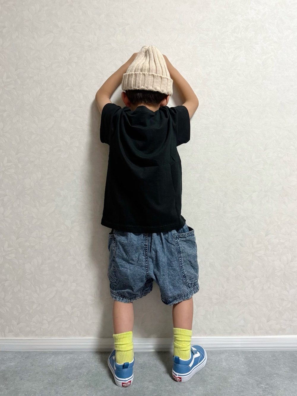 ブルー系のスニーカー、ブラック系のTシャツ/カットソー、ブルー系のデニムパンツを着用したキッズの秋コーディネートの5枚目の写真