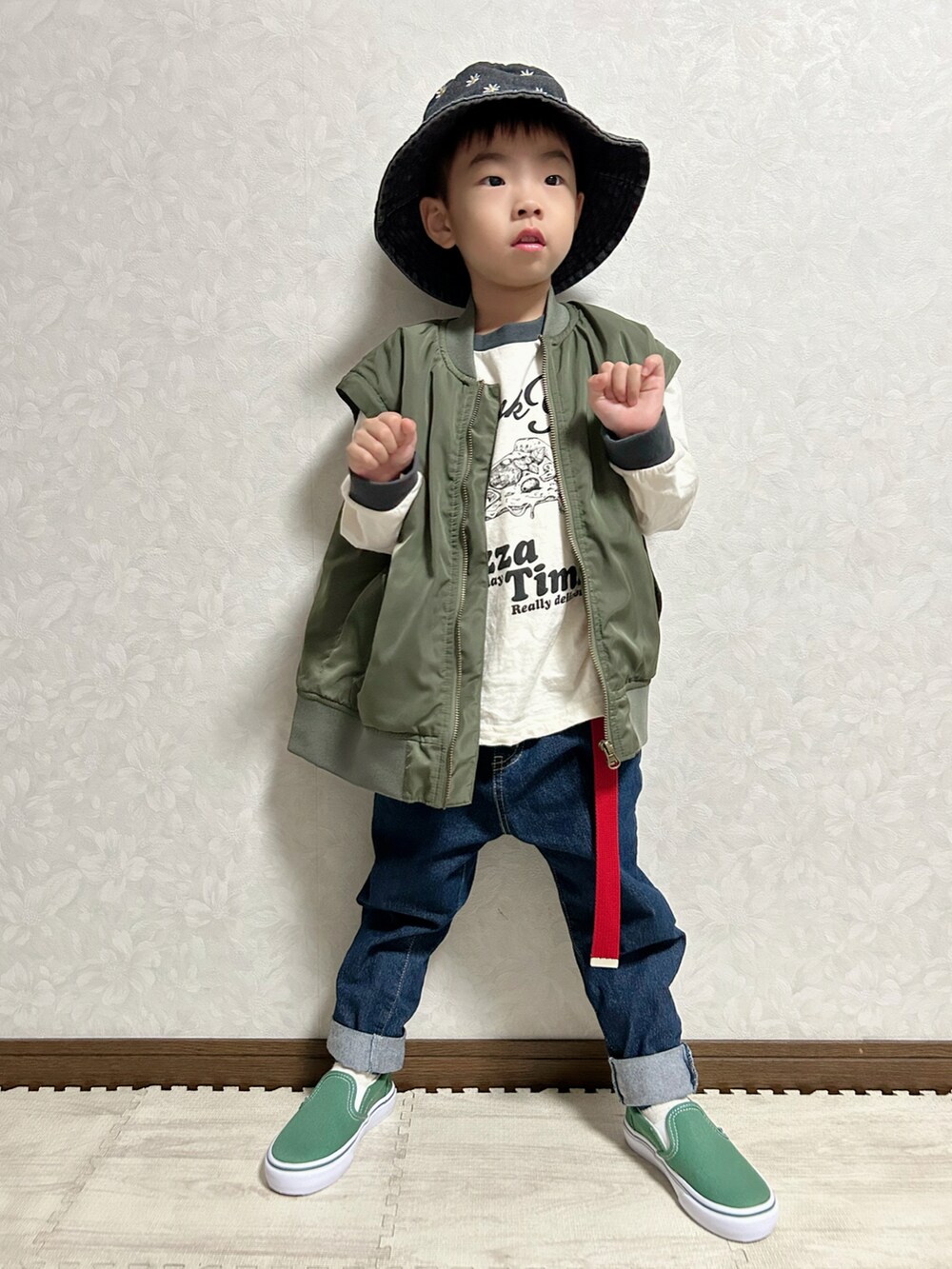 ホワイト系のTシャツ/カットソー、グリーン系のMA-1、ブルー系のデニムパンツを着用したキッズの秋コーディネートの3枚目の写真