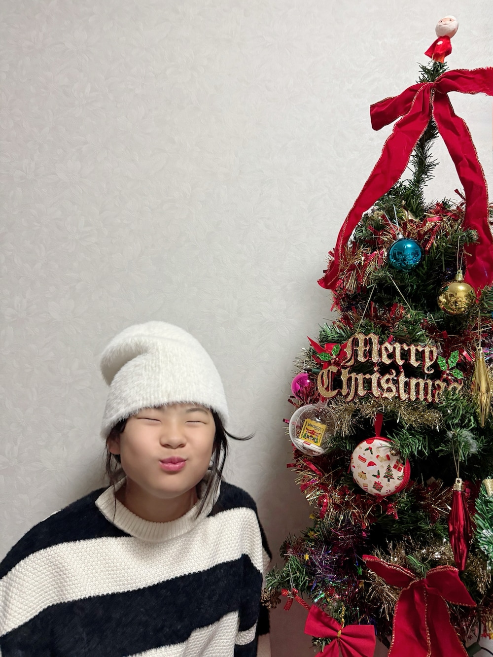 ベージュ系のその他シューズ、ブラック系のニット/セーター、グレー系のデニムパンツを着用したキッズの冬コーディネートの2枚目の写真