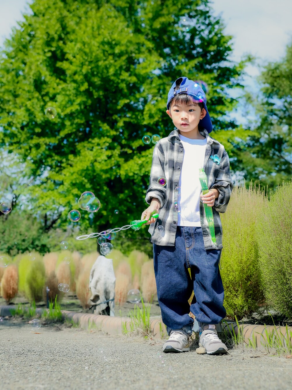 グレー系のスニーカー、ホワイト系のTシャツ/カットソー、ホワイト系のシャツ/ブラウスを着用したキッズの秋コーディネートの2枚目の写真