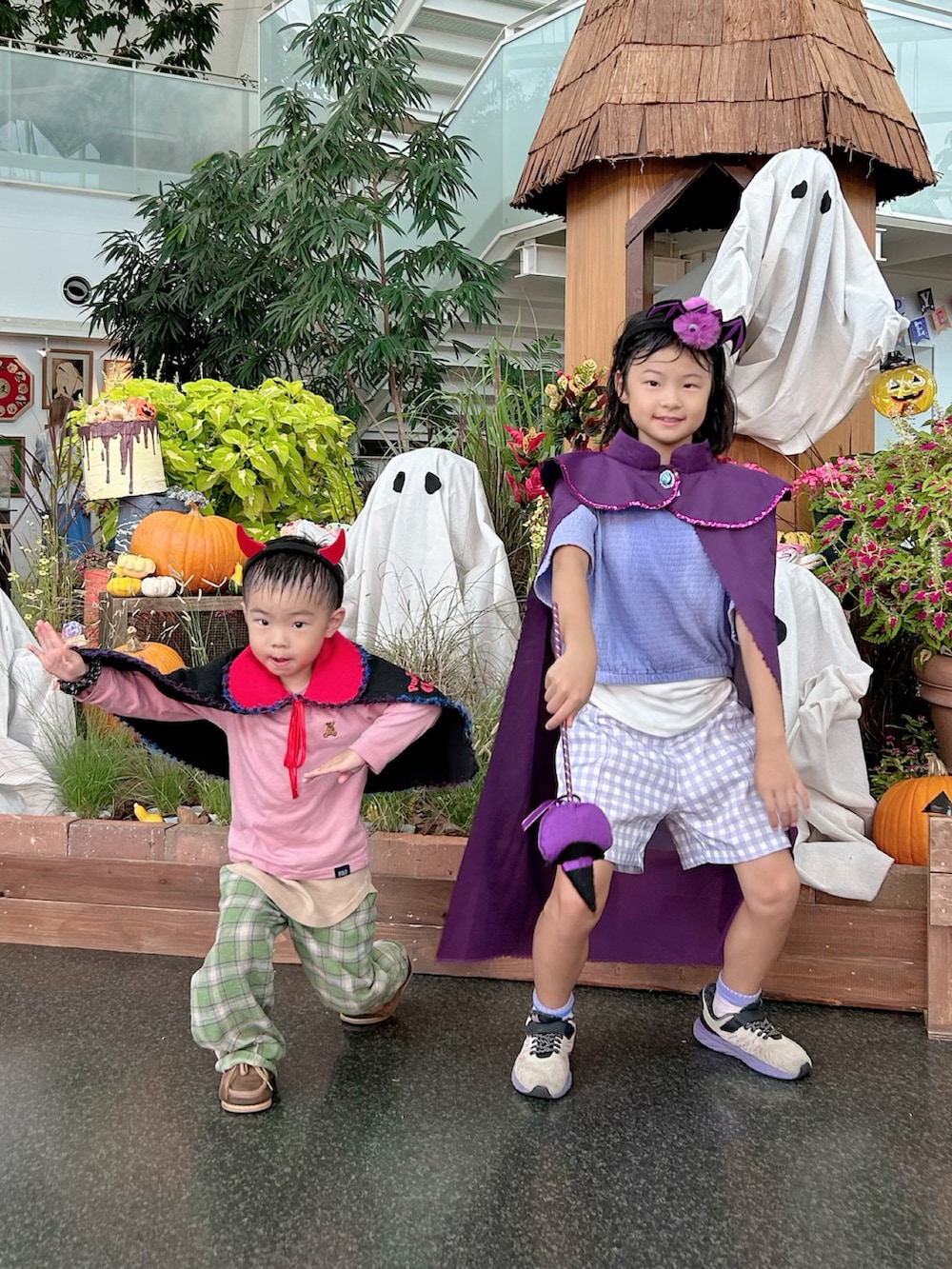 「ハロウィン、ハロウィンコーデ、halloween、姉弟、秋コーデ、チェック、チェッカーず2023、靴下オタク、ロンT、カジュアルコーデ、ブーツ、休日スタイル、スニーカー、お出かけコーデ、シンプルコーデ」|「pinaの購入品 BIEN JOIE/ Checked pants Msize(100) 1,980円 ig:@pina_2023_closet(スラックス、グリーン系)」を使った、lenlen23さん(キッズ・100cm)の秋コーディネートの2枚目の写真