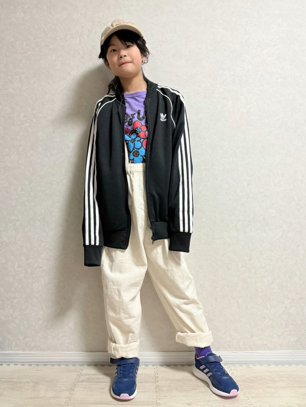 ブラック系のブルゾン、パープル系のTシャツ/カットソー、ホワイト系のサロペット/オーバーオールを着用したキッズの春コーディネートの3枚目の写真