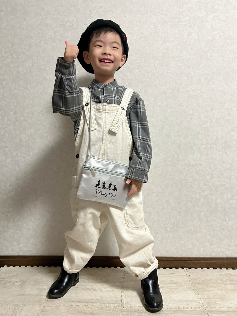 グレー系のシャツ/ブラウス、シルバー系のショルダーバッグ、ホワイト系のサロペット/オーバーオールを着用したキッズの秋コーディネートの3枚目の写真