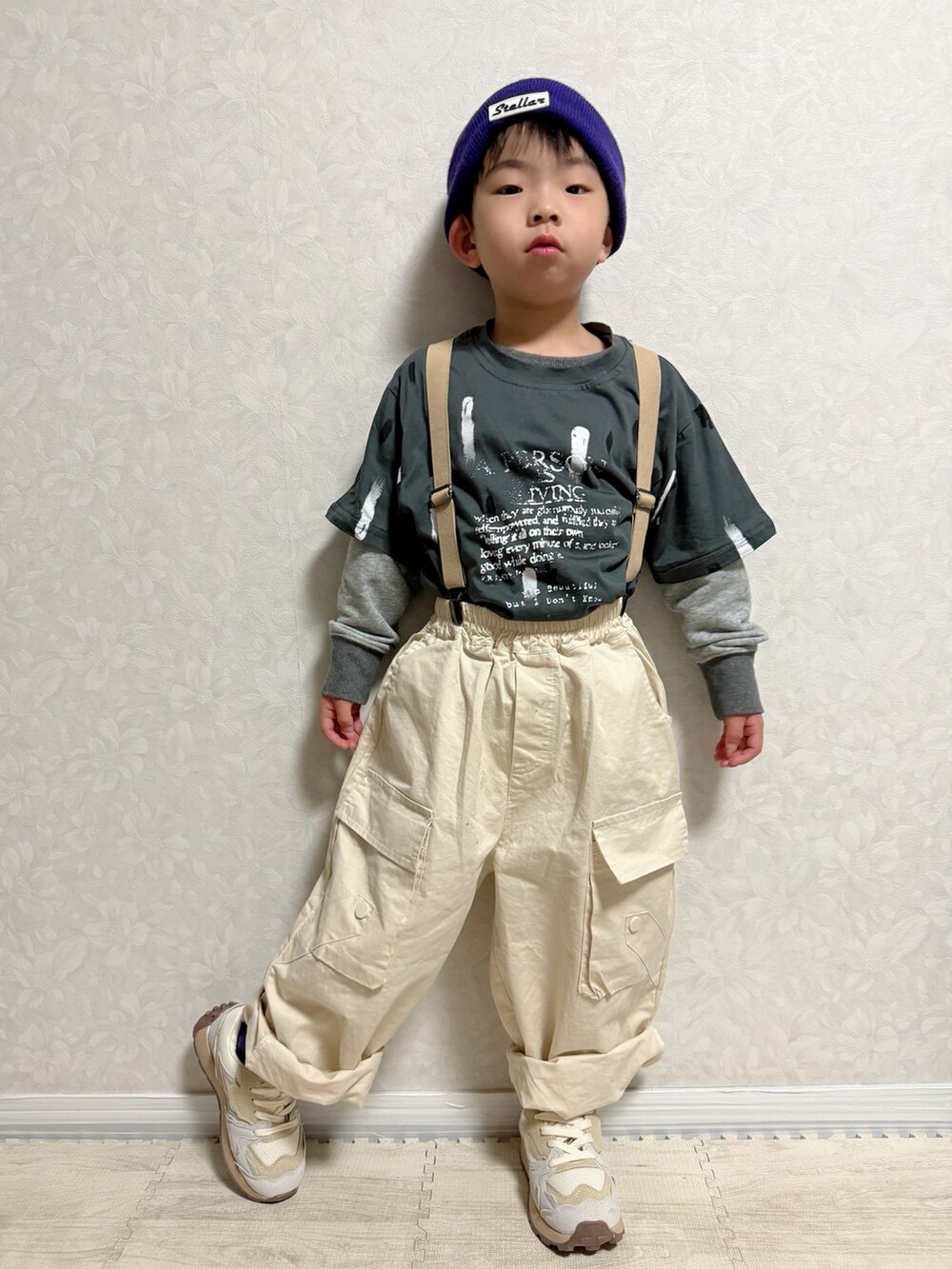 グレー系のTシャツ/カットソー、ホワイト系のカーゴパンツ、ホワイト系のスニーカーを着用したキッズの春コーディネートの3枚目の写真