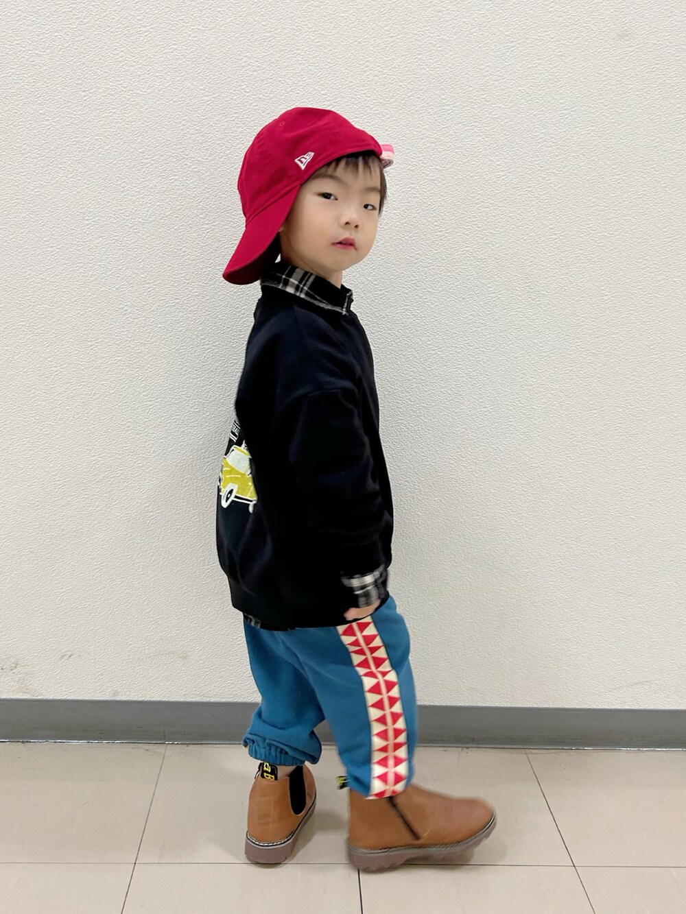 ブラック系のスウェット、ブラック系のシャツ/ブラウス、グリーン系のスウェットパンツを着用したキッズの冬コーディネートの4枚目の写真