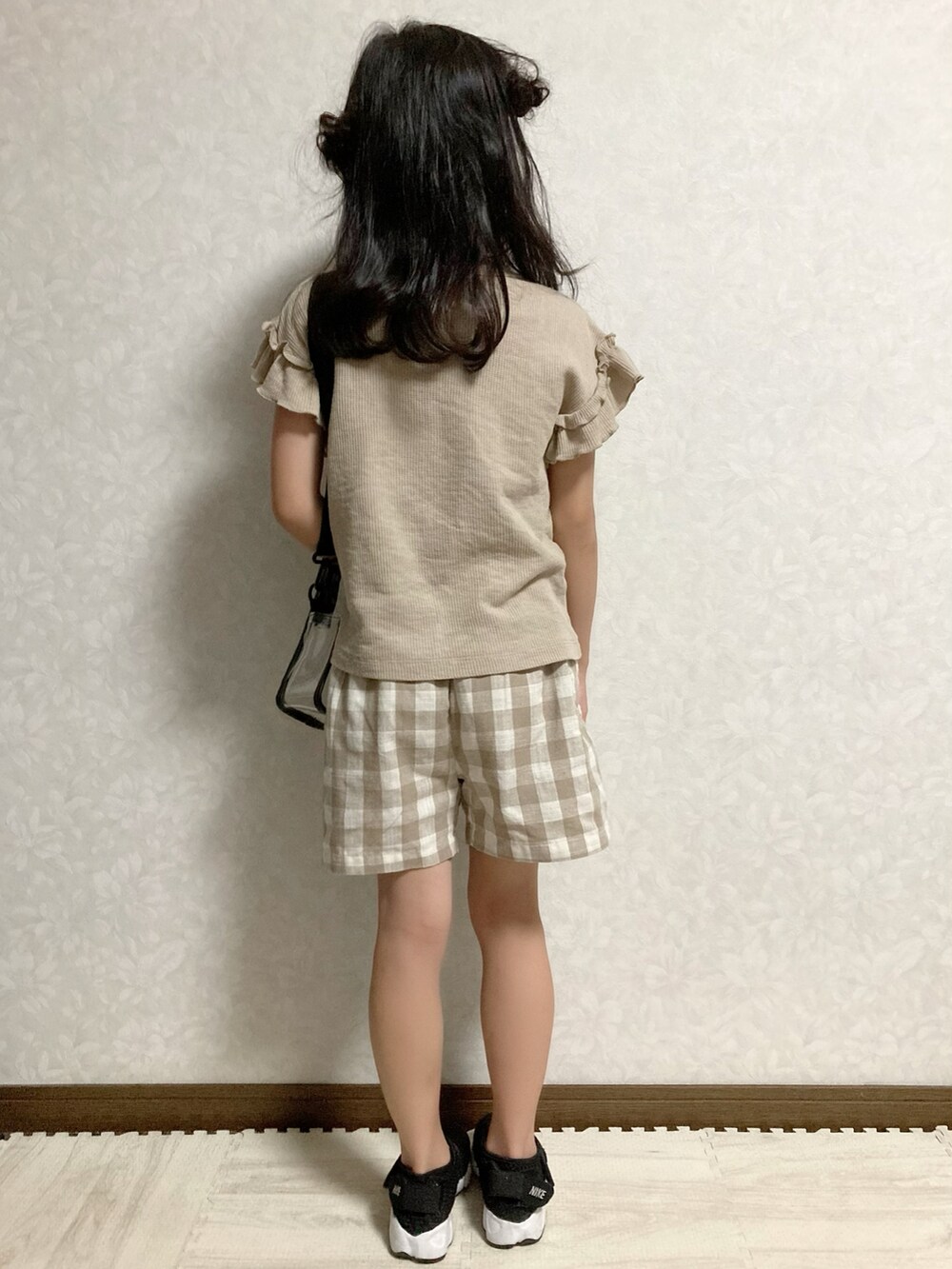 その他のショルダーバッグ、ブラック系のスニーカー、オレンジ系のサングラスを着用したキッズの夏コーディネートの5枚目の写真