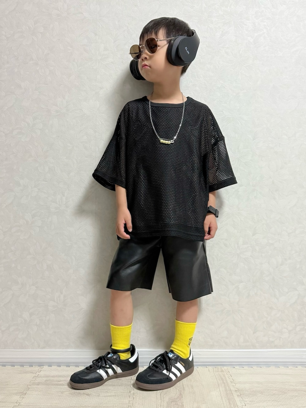 ブラック系のスニーカー、ブラック系のサンダル、ブラック系のTシャツ/カットソーを着用したキッズの夏コーディネートの4枚目の写真