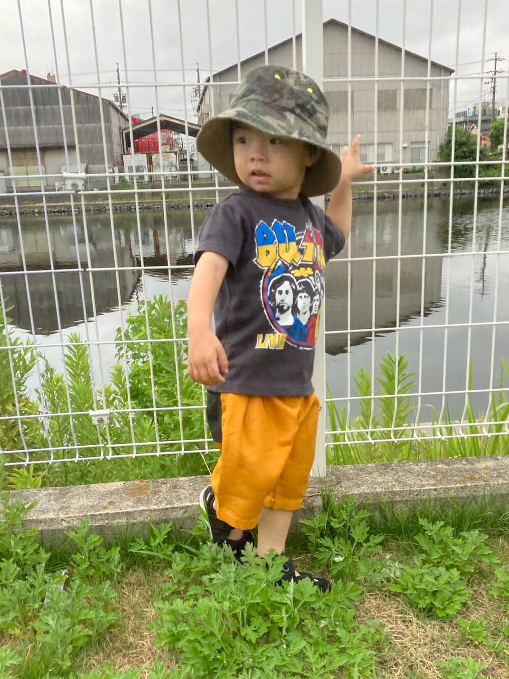 グレー系のTシャツ/カットソー、イエロー系のその他パンツ、ブラック系のスニーカーを着用したキッズの夏コーディネートの3枚目の写真