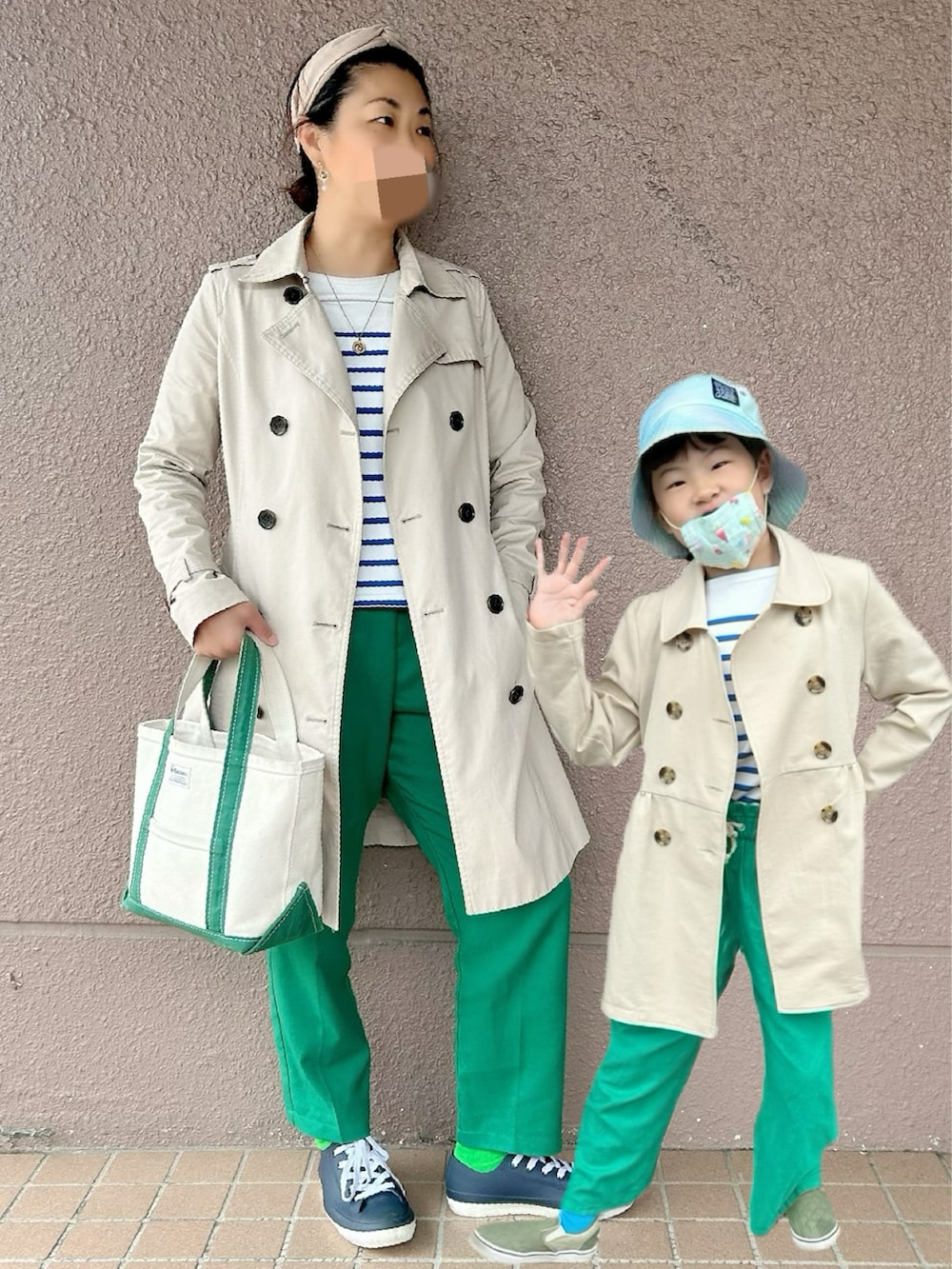 ブルー系のTシャツ/カットソー、ベージュ系のトレンチコート、グリーン系のパンツを着用したキッズの春コーディネートの2枚目の写真