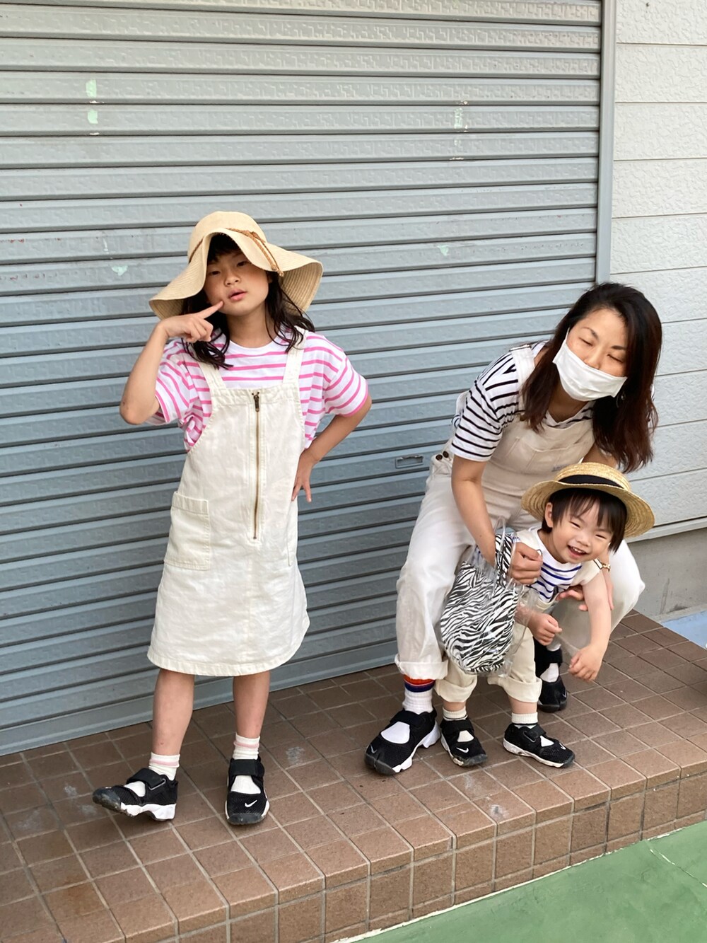 ピンク系のTシャツ/カットソー、ホワイト系のサロペット/オーバーオール、ブラック系のスニーカーを着用したキッズの春コーディネートの5枚目の写真