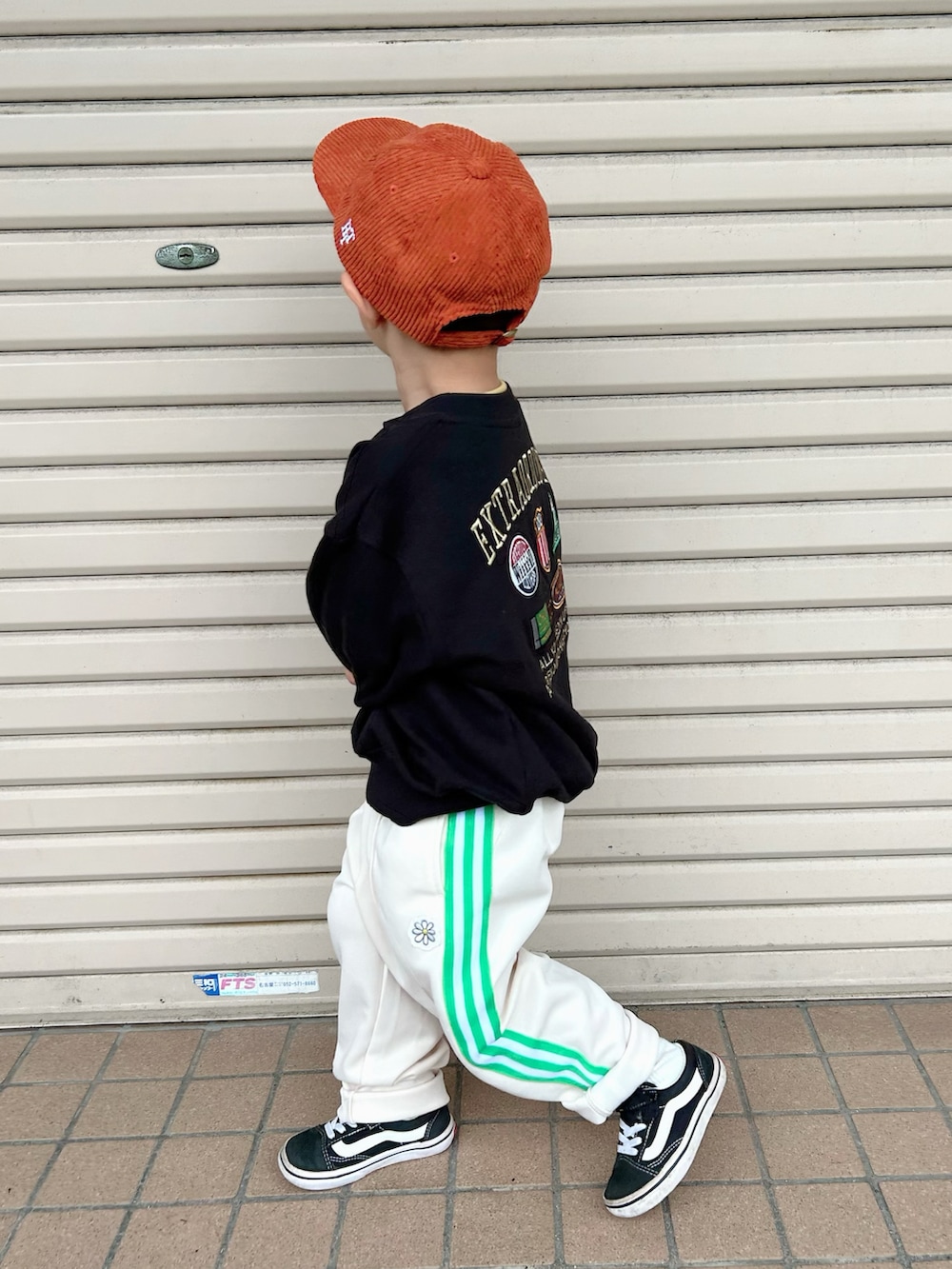 グレー系のスウェット、ホワイト系のその他パンツ、ブラック系のスニーカーを着用したキッズの秋コーディネートの4枚目の写真