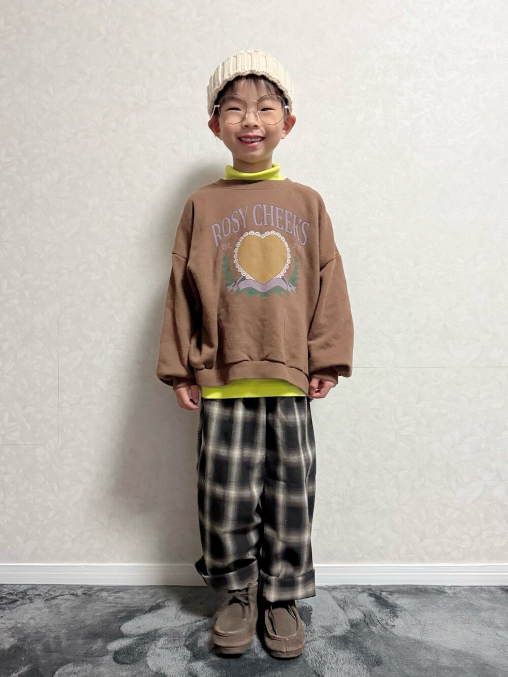 グリーン系のブルゾン、ブラウン系のその他パンツ、イエロー系のTシャツ/カットソーを着用したキッズの冬コーディネートの2枚目の写真