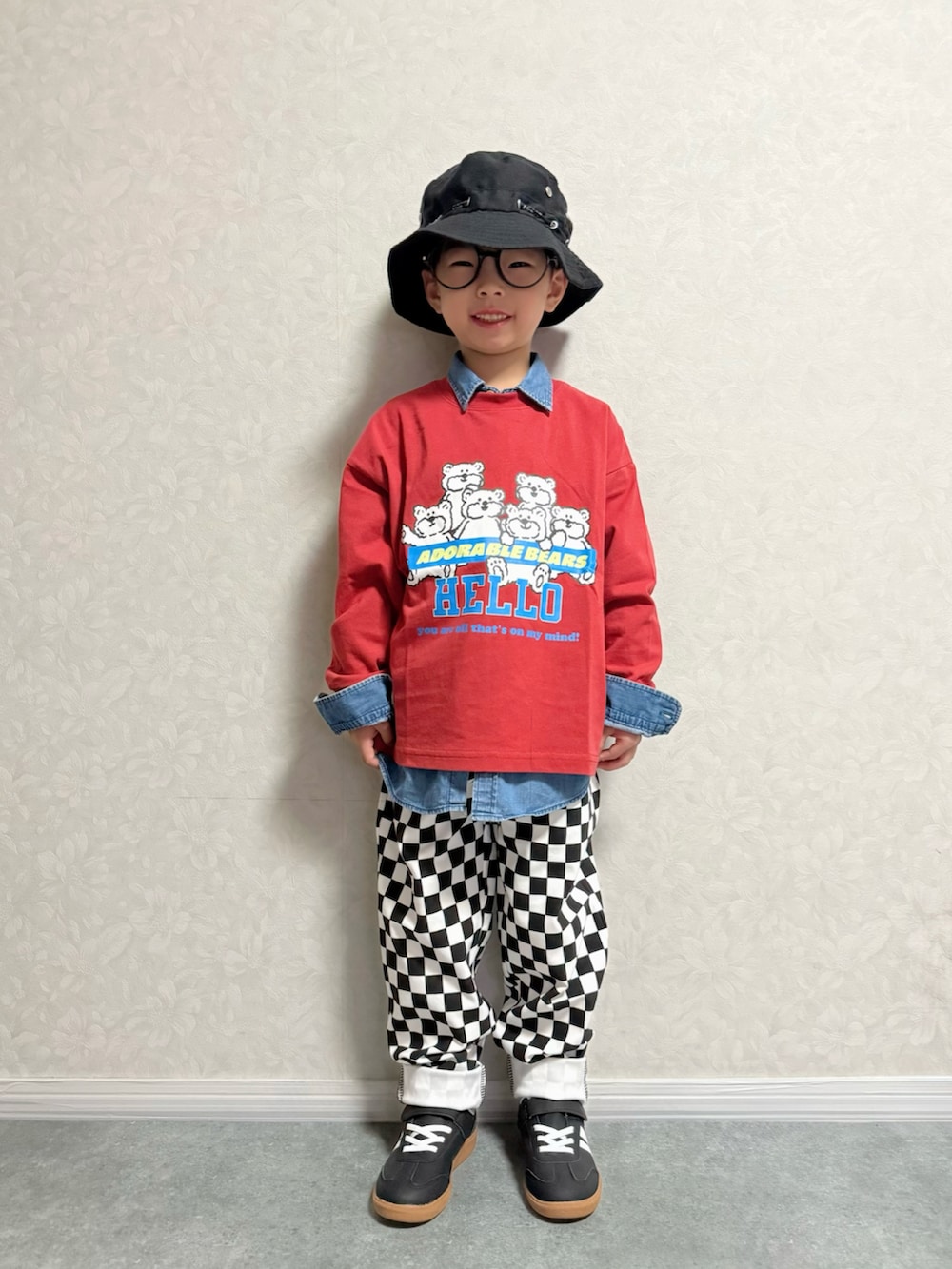 レッド系のTシャツ/カットソー、ブラック系のショルダーバッグ、ブラック系のスウェットパンツを着用したキッズの秋コーディネートの2枚目の写真
