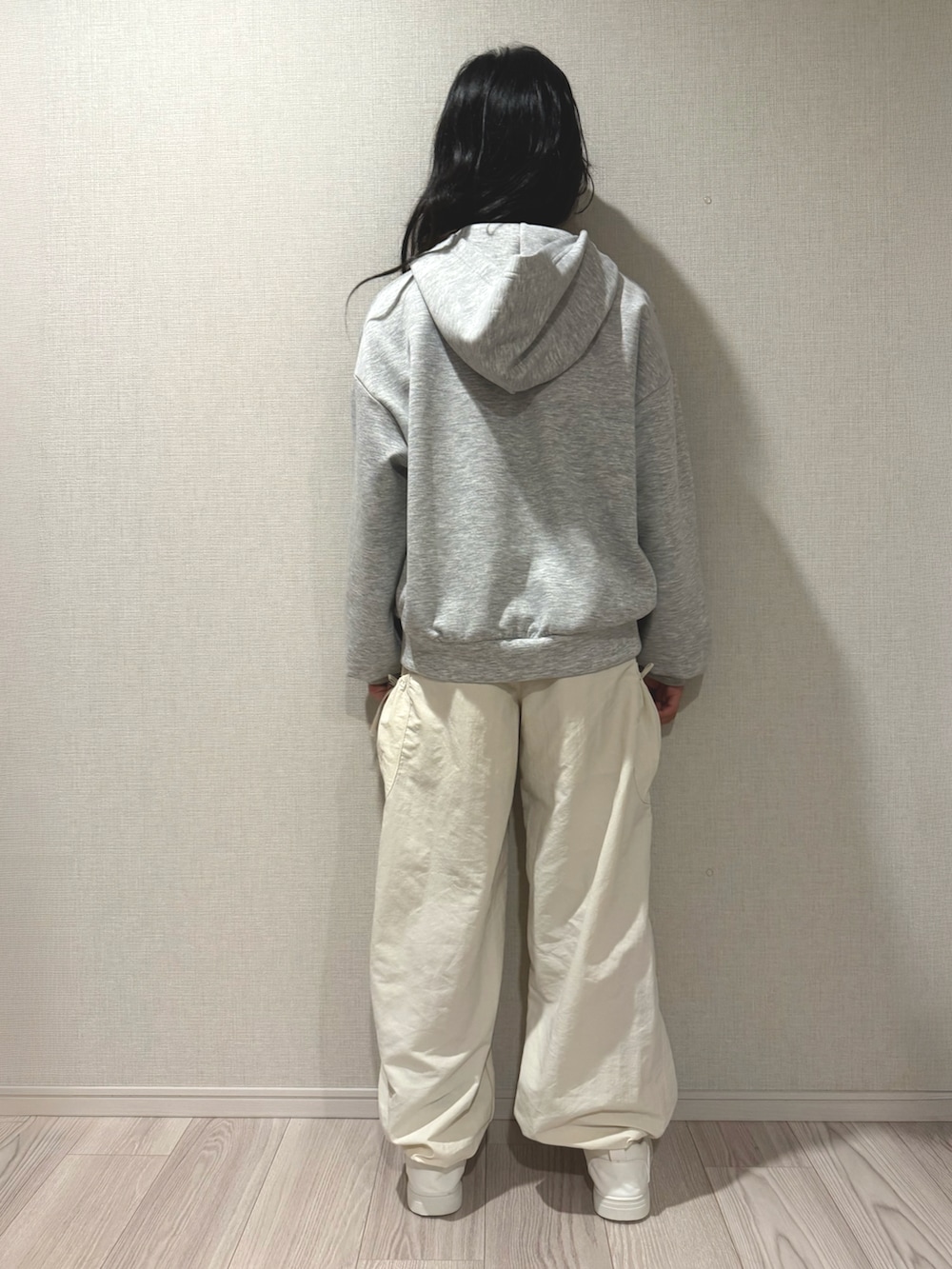 ブルー系のTシャツ/カットソー、グレー系のパーカー、ブルー系のデニムジャケットを着用したキッズの冬コーディネートの4枚目の写真