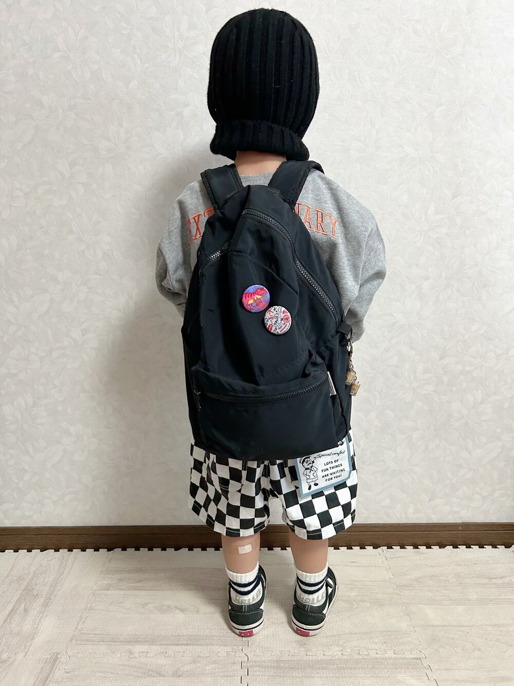 グレー系のスウェット、ブラック系のその他パンツ、ブラック系のスニーカーを着用したキッズの秋コーディネートの5枚目の写真