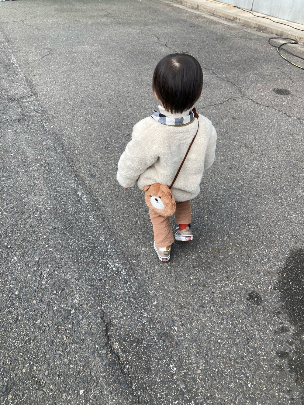 ホワイト系のニット/セーター、ホワイト系のシャツ/ブラウス、ベージュ系のノーカラージャケットを着用したキッズの冬コーディネートの3枚目の写真