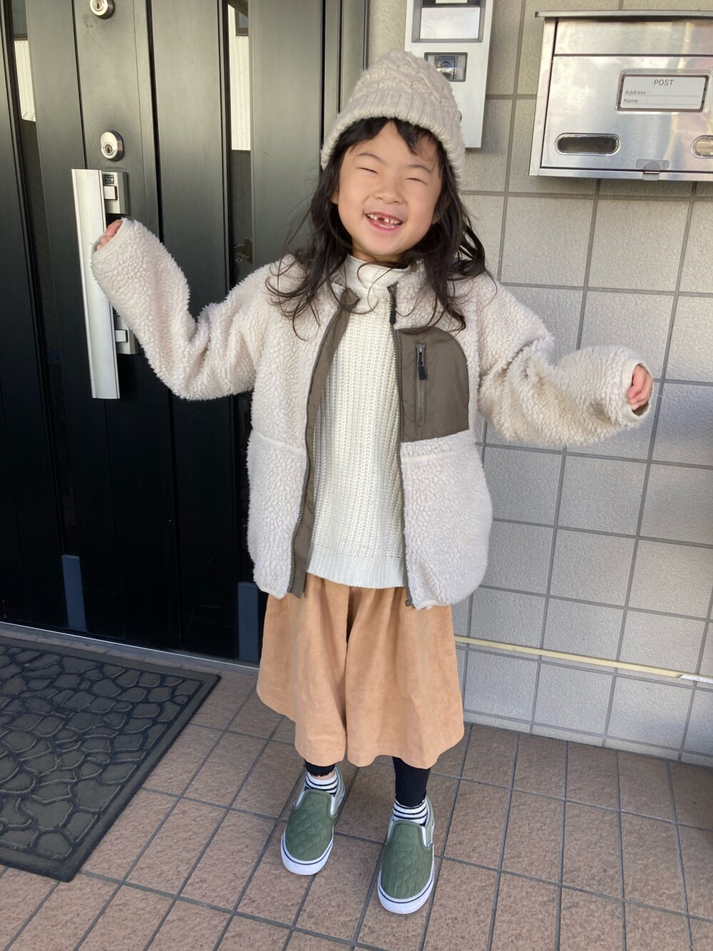 ホワイト系のTシャツ/カットソー、ベージュ系のベスト、ベージュ系のブルゾンを着用したキッズの冬コーディネートの4枚目の写真