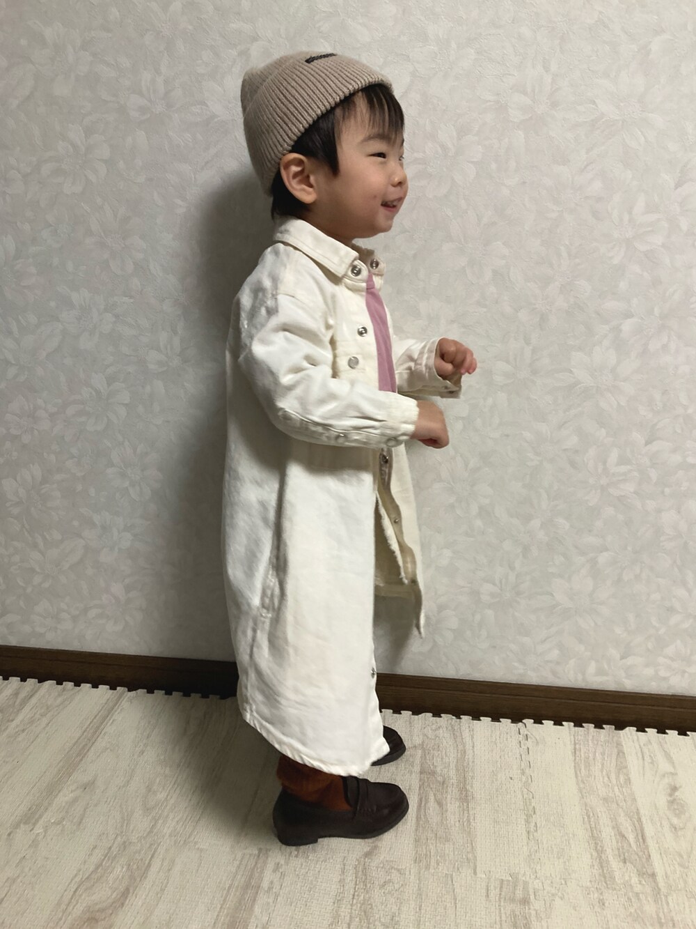 ピンク系のトップス、ブラック系のその他パンツ、ホワイト系のワンピースを着用したキッズの春コーディネートの4枚目の写真