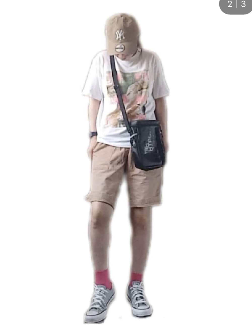 オレンジ系のシャツ/ブラウス、グリーン系のショルダーバッグ、ブルー系のデニムパンツを着用したレディースの夏コーディネートの4枚目の写真