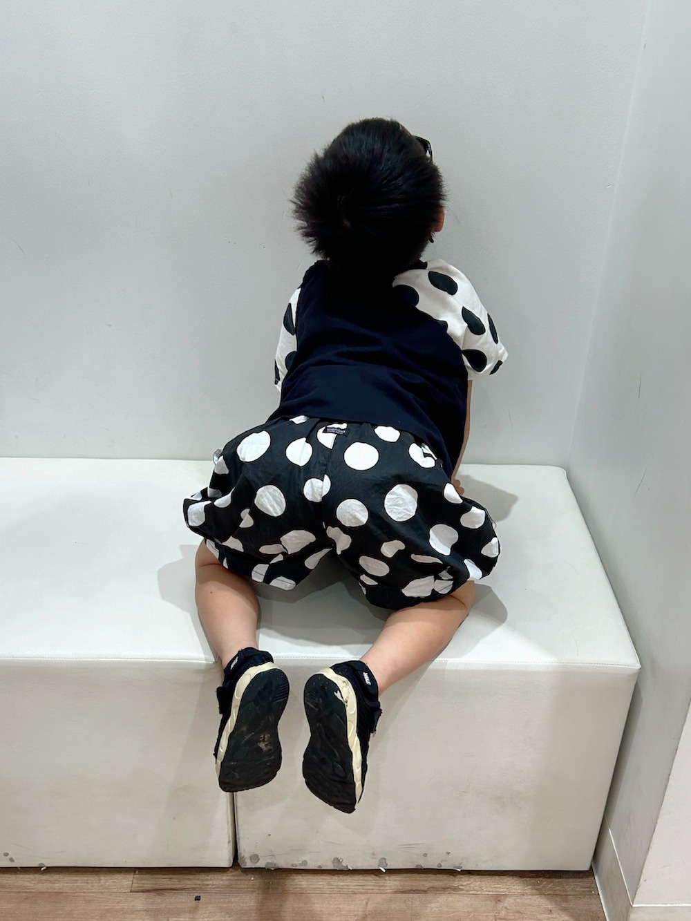 ホワイト系のTシャツ/カットソー、ブラック系のベスト、ブラック系のパンツを着用したキッズの夏コーディネートの4枚目の写真