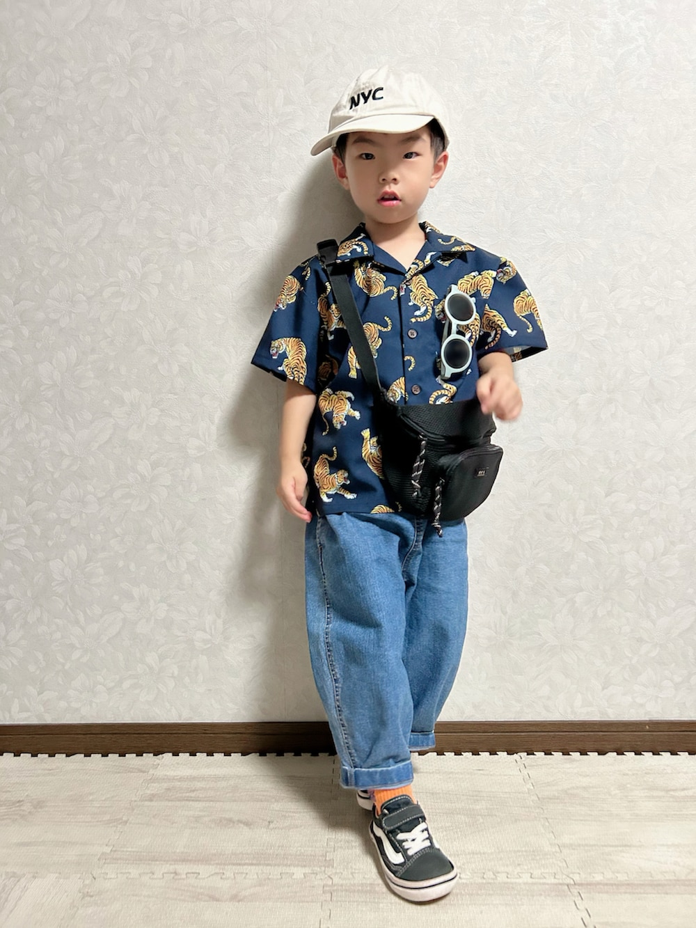 ブルー系のシャツ/ブラウス、ブラック系のボディバッグ/ウエストポーチ、ブルー系のデニムパンツを着用したキッズの秋コーディネートの4枚目の写真