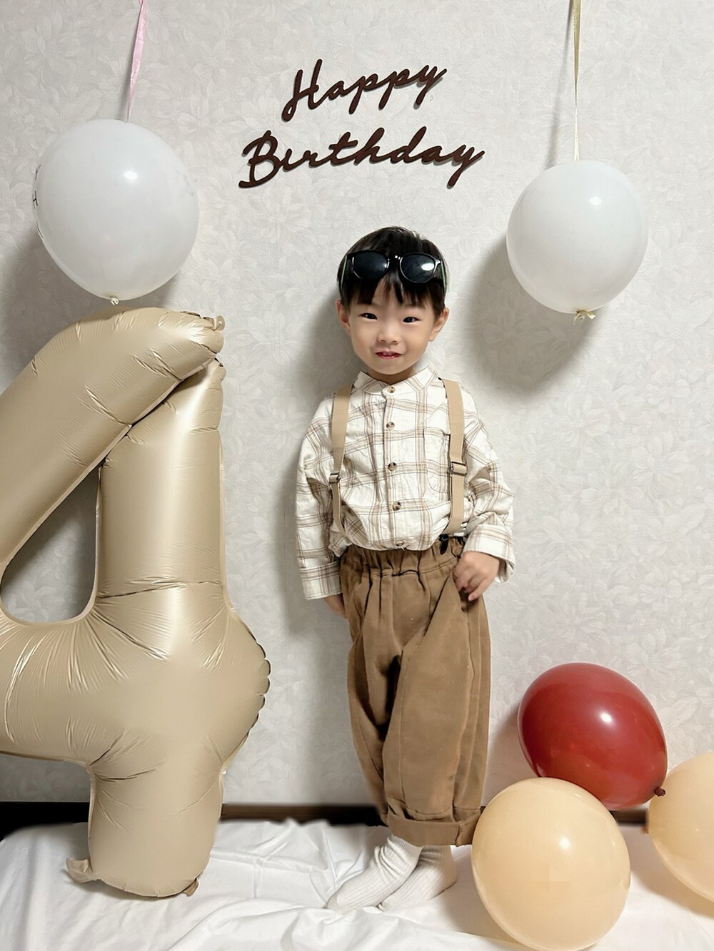 ベージュ系のシャツ/ブラウス、ブラウン系のチノパンツ、ベージュ系のブーツを着用したキッズの秋コーディネートの2枚目の写真