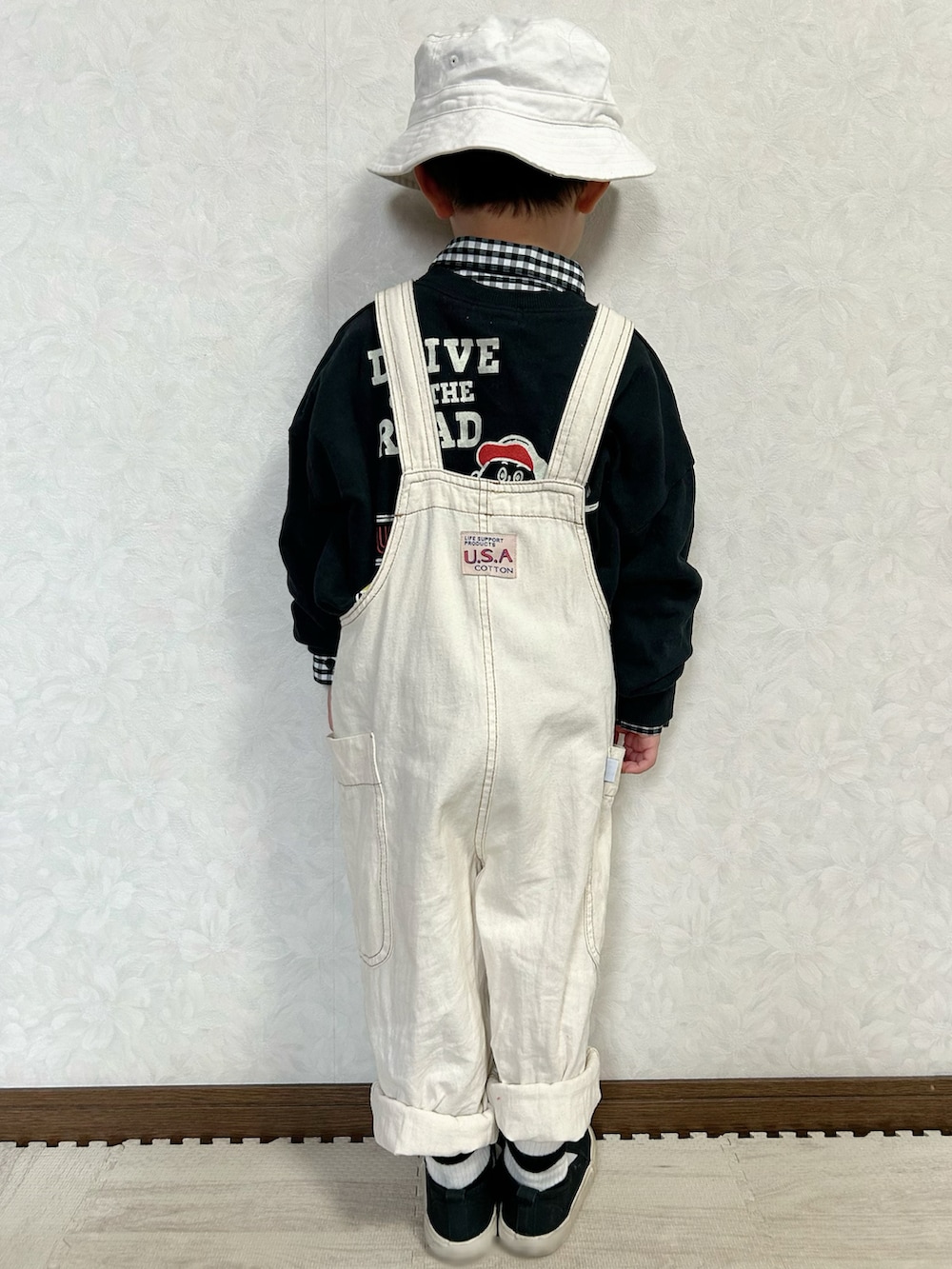 その他のシャツ/ブラウス、ブラック系のスウェット、ホワイト系のサロペット/オーバーオールを着用したキッズの春コーディネートの5枚目の写真