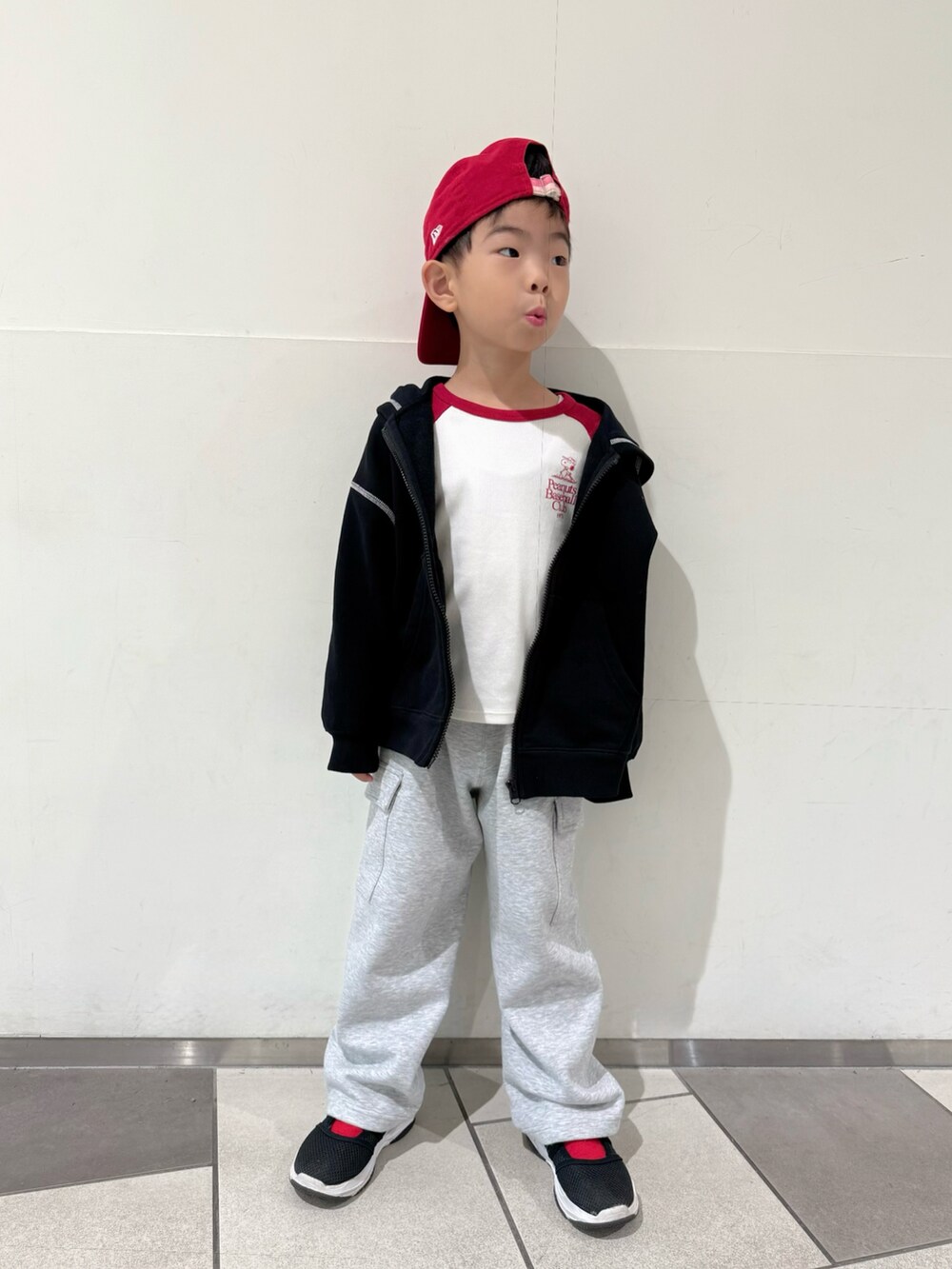 ブラック系のサンダル、ホワイト系のTシャツ/カットソー、ブラック系のパーカーを着用したキッズの秋コーディネートの2枚目の写真