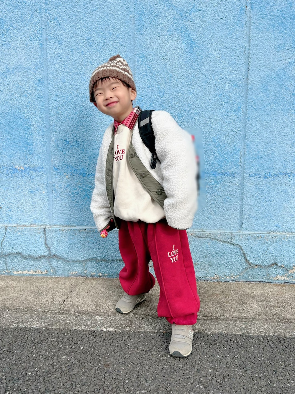 レッド系のセットアップ、レッド系のシャツ/ブラウス、グリーン系のノーカラージャケットを着用したキッズの冬コーディネートの2枚目の写真