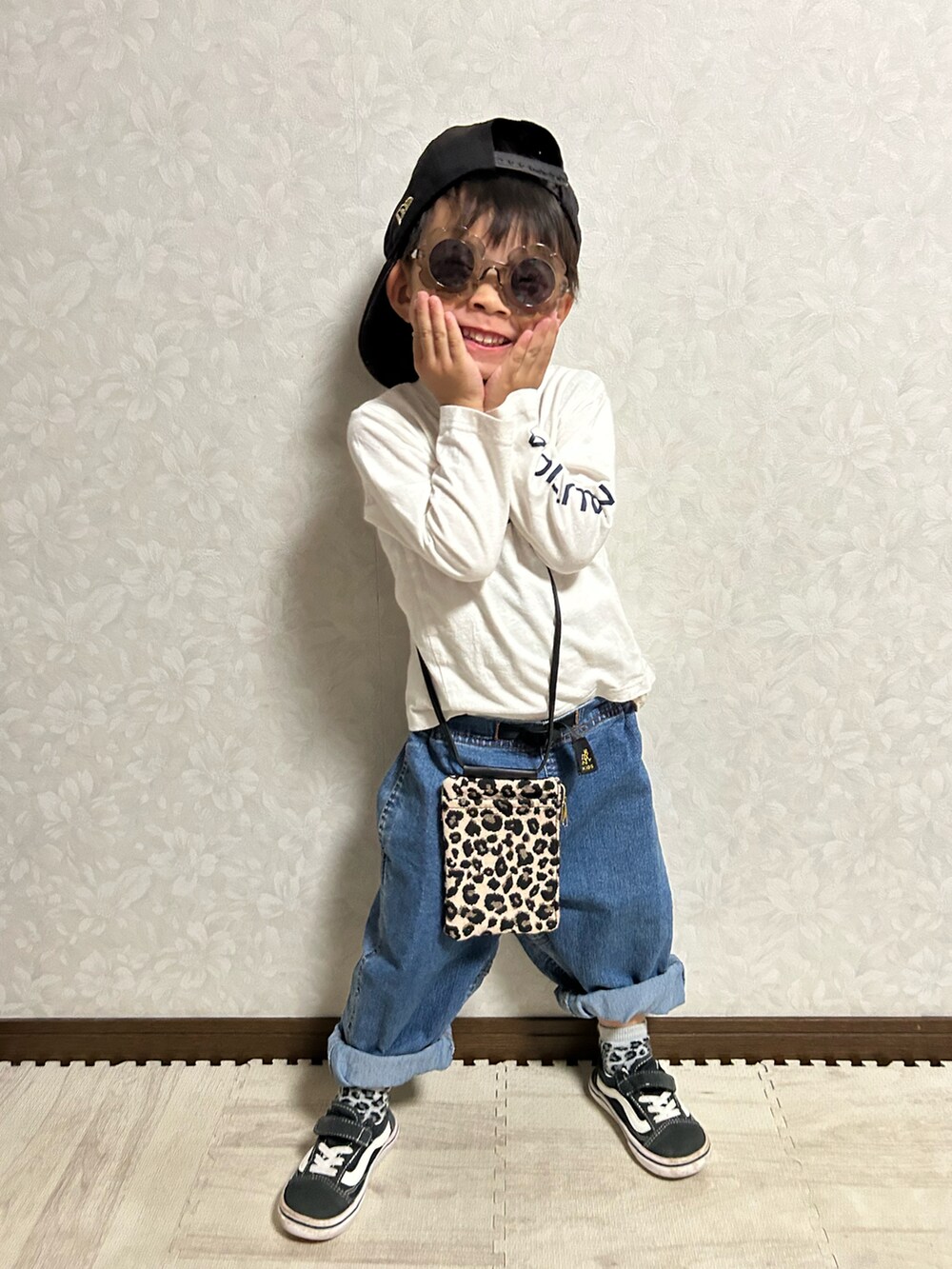 ホワイト系のTシャツ/カットソー、ブルー系のデニムパンツ、ブラウン系のショルダーバッグを着用したキッズの秋コーディネートの3枚目の写真