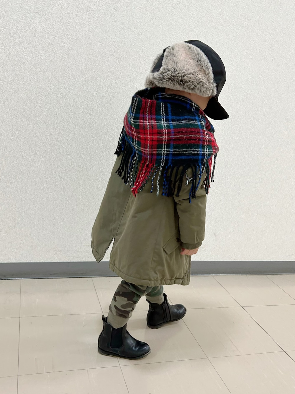 ブラック系のTシャツ/カットソー、グリーン系のモッズコート、その他のスウェットパンツを着用したキッズの秋コーディネートの5枚目の写真