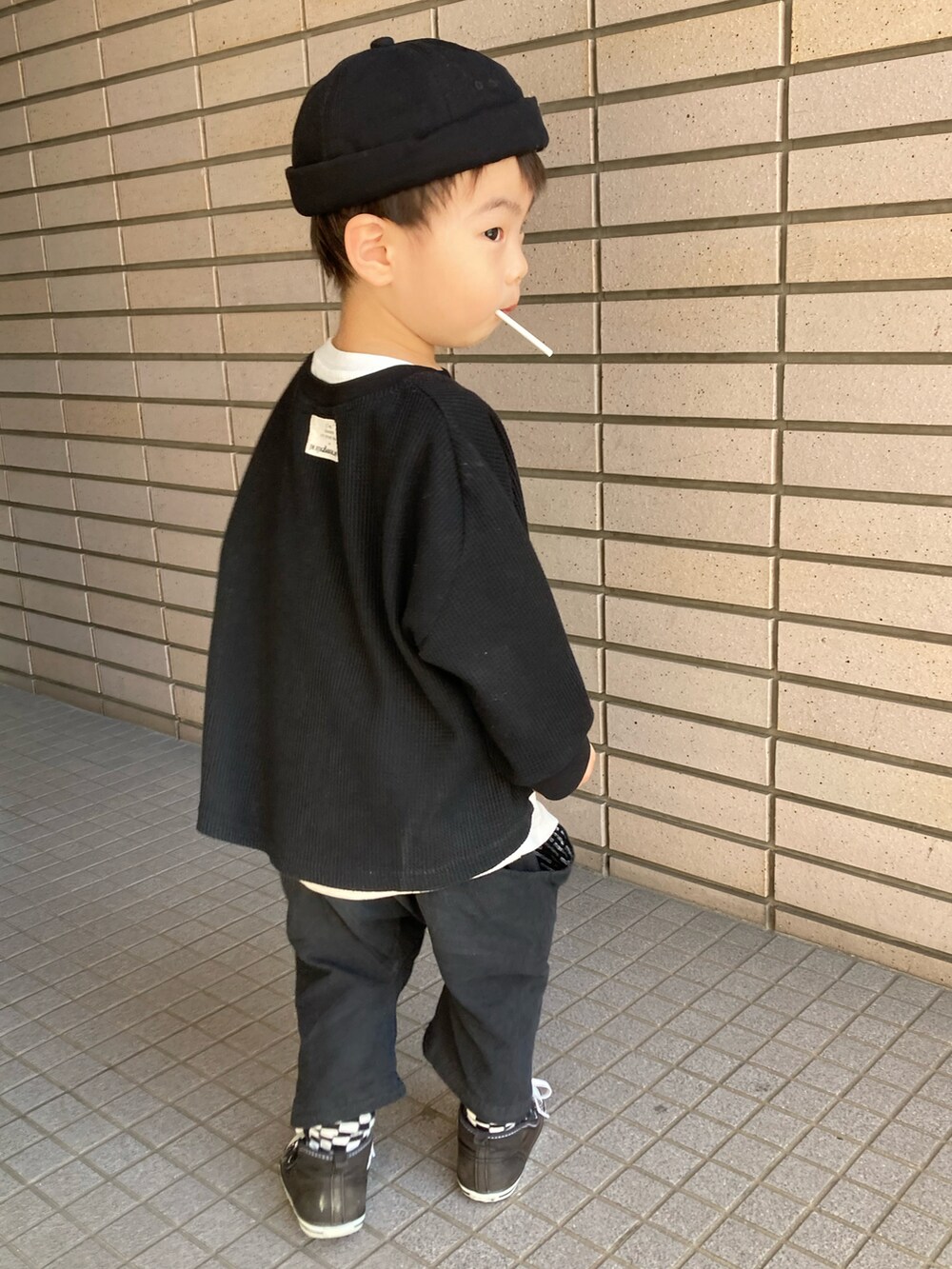 ブラック系のTシャツ/カットソー、ブラック系のパンツ、ブラック系のソックス/靴下を着用したキッズの秋コーディネートの2枚目の写真