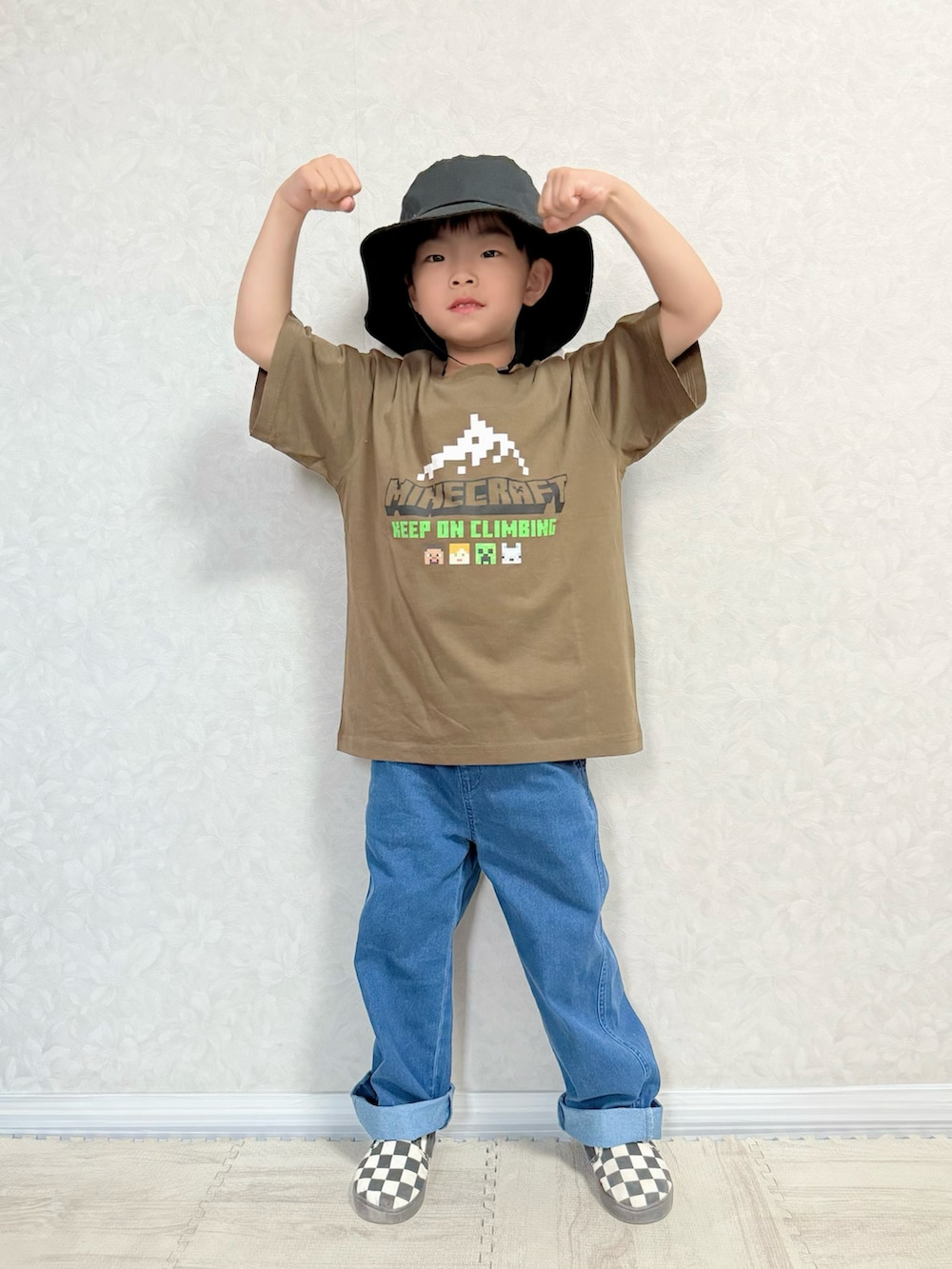 その他のスリッポン、ブラウン系のTシャツ/カットソー、ブルー系のデニムパンツを着用したキッズの夏コーディネートの2枚目の写真