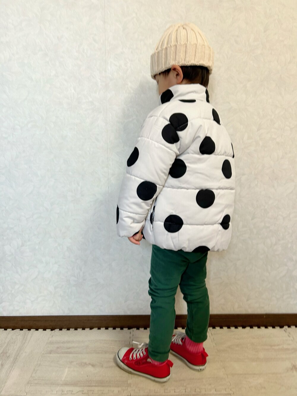 グレー系のブルゾン、ホワイト系のニット/セーター、その他のTシャツ/カットソーを着用したキッズの冬コーディネートの5枚目の写真