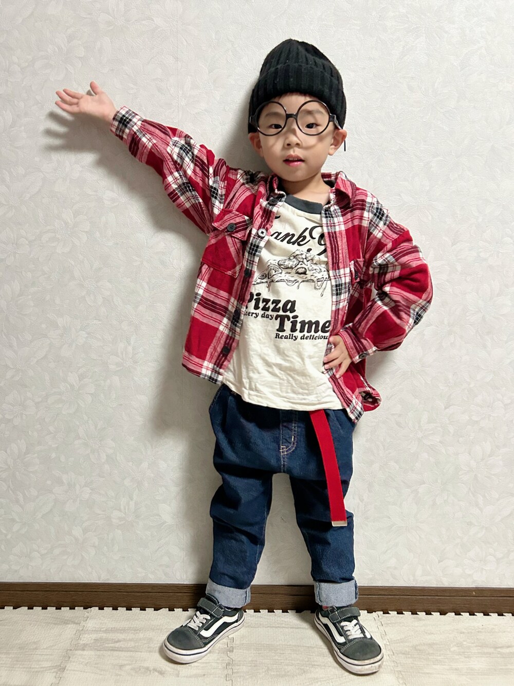 ホワイト系のTシャツ/カットソー、レッド系のシャツ/ブラウス、ブルー系のデニムパンツを着用したキッズの秋コーディネートの2枚目の写真