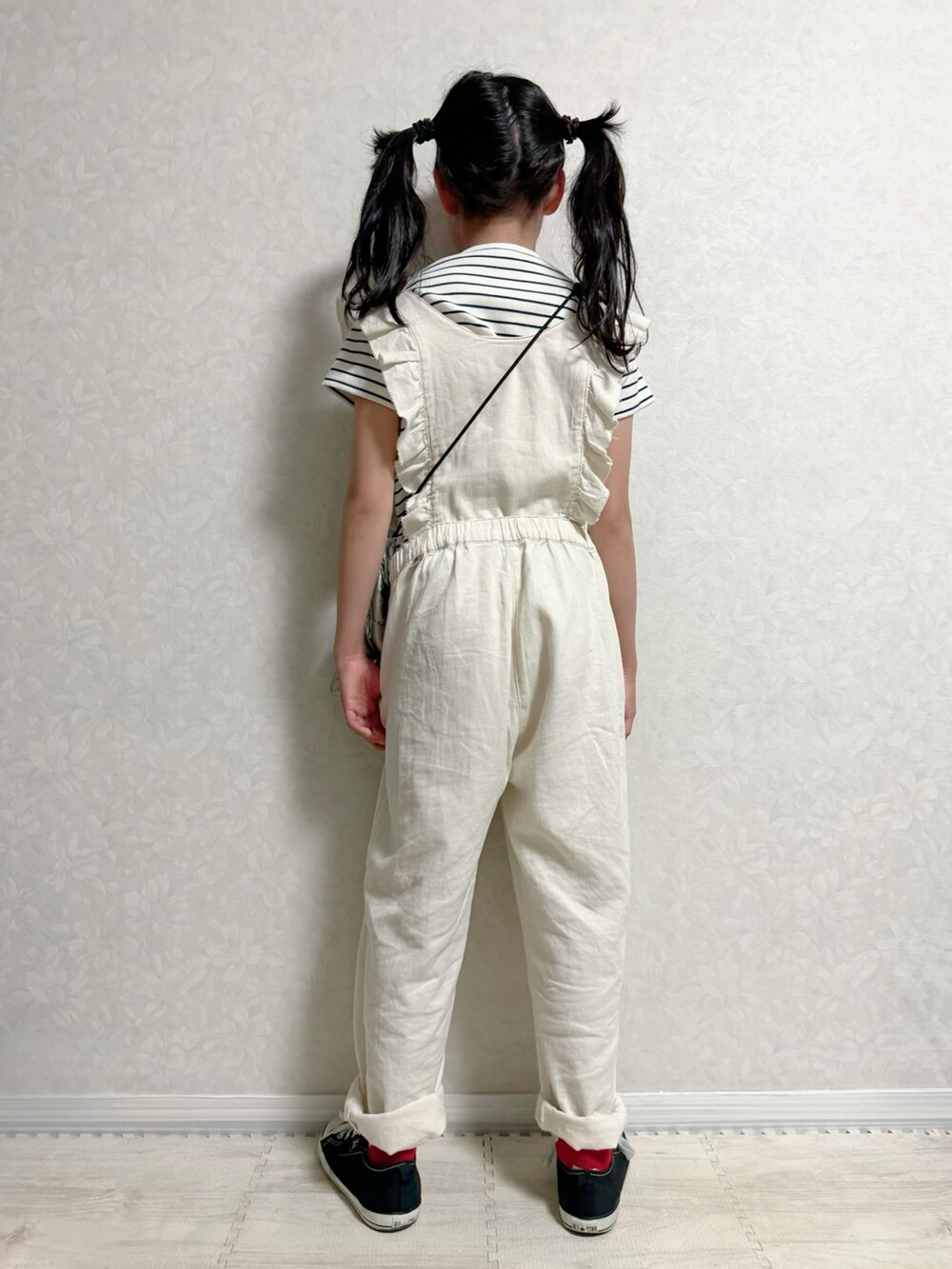 ホワイト系のサロペット/オーバーオール、シルバー系のショルダーバッグ、ブラック系のスニーカーを着用したキッズの春コーディネートの5枚目の写真