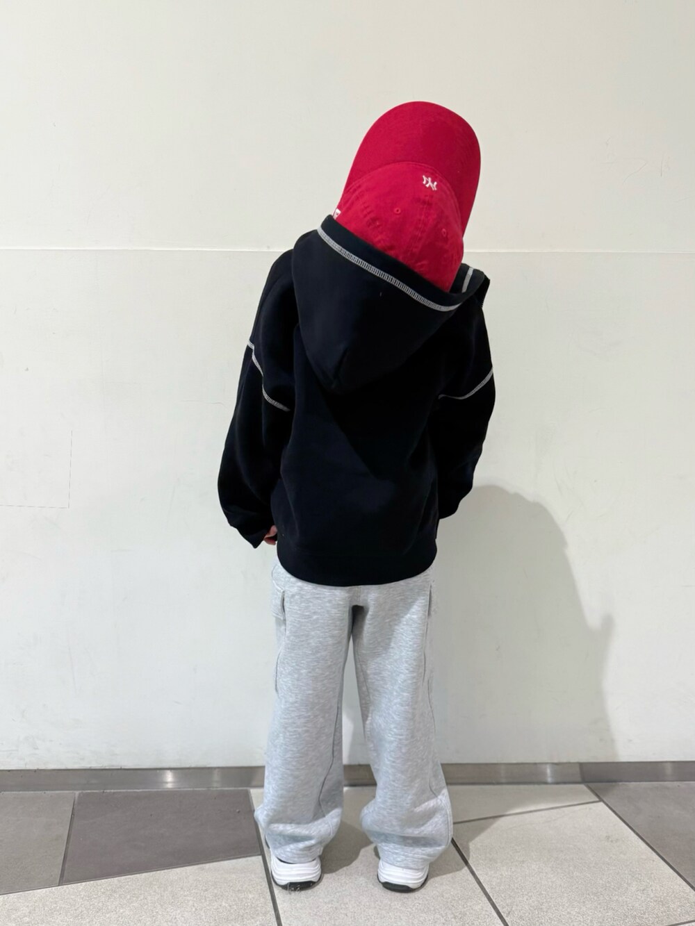 ブラック系のサンダル、ホワイト系のTシャツ/カットソー、ブラック系のパーカーを着用したキッズの秋コーディネートの5枚目の写真