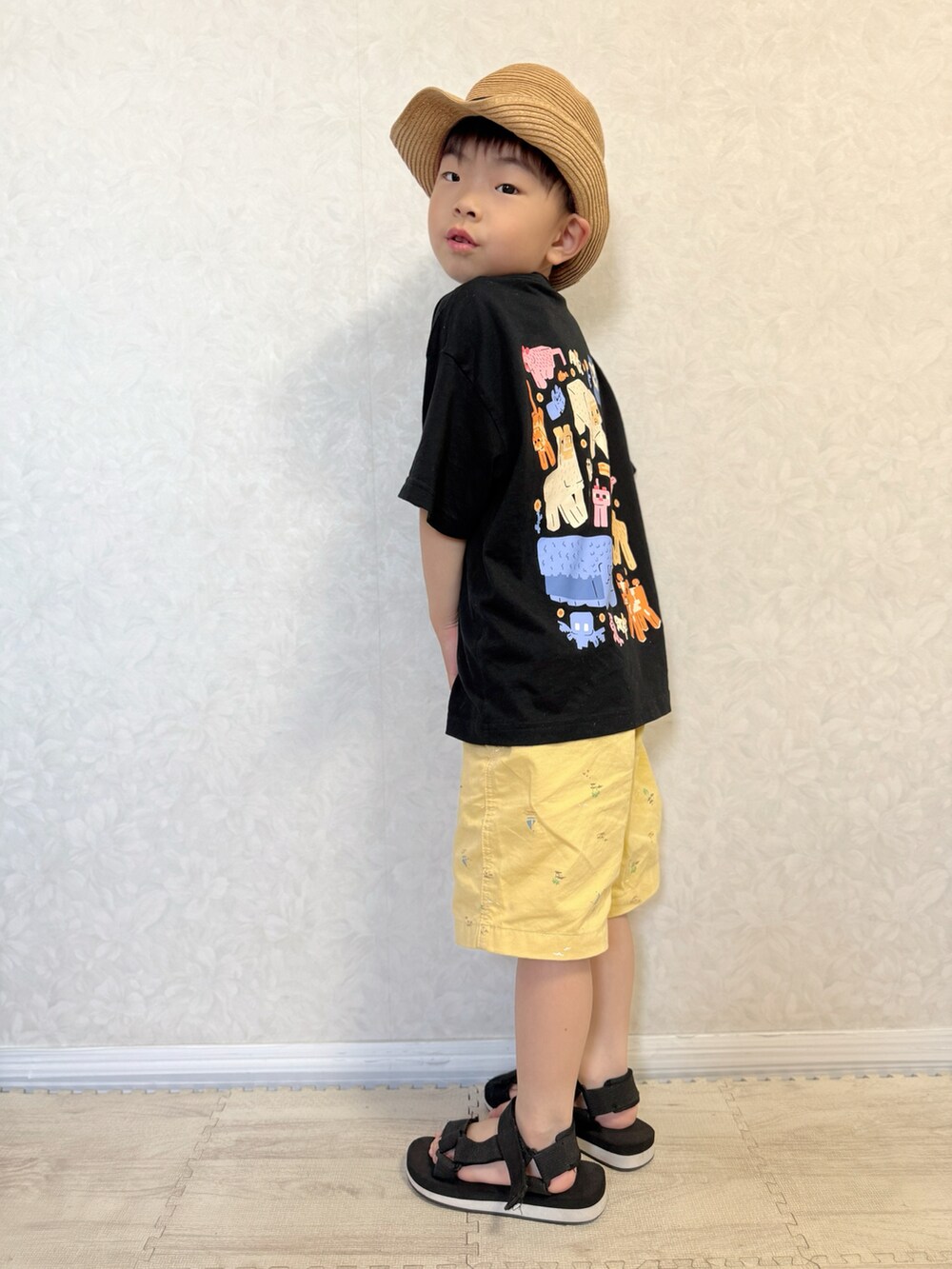 ブルー系のTシャツ/カットソー、ブラック系のTシャツ/カットソー、イエロー系のパンツを着用したキッズの春コーディネートの5枚目の写真