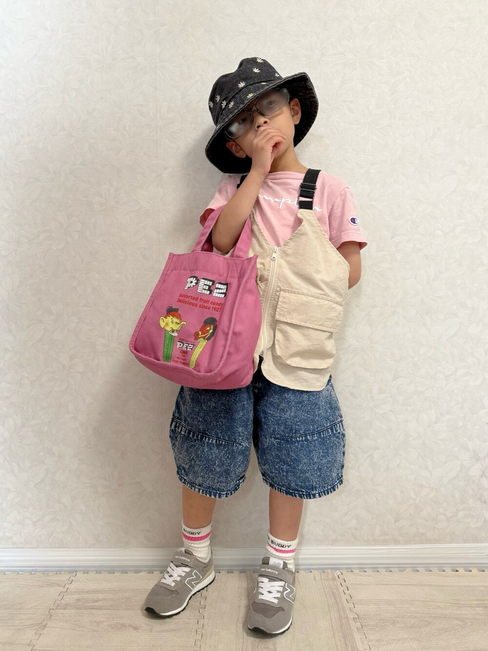 ベージュ系のベスト、ピンク系のTシャツ/カットソー、グレー系のスニーカーを着用したキッズの夏コーディネートの3枚目の写真